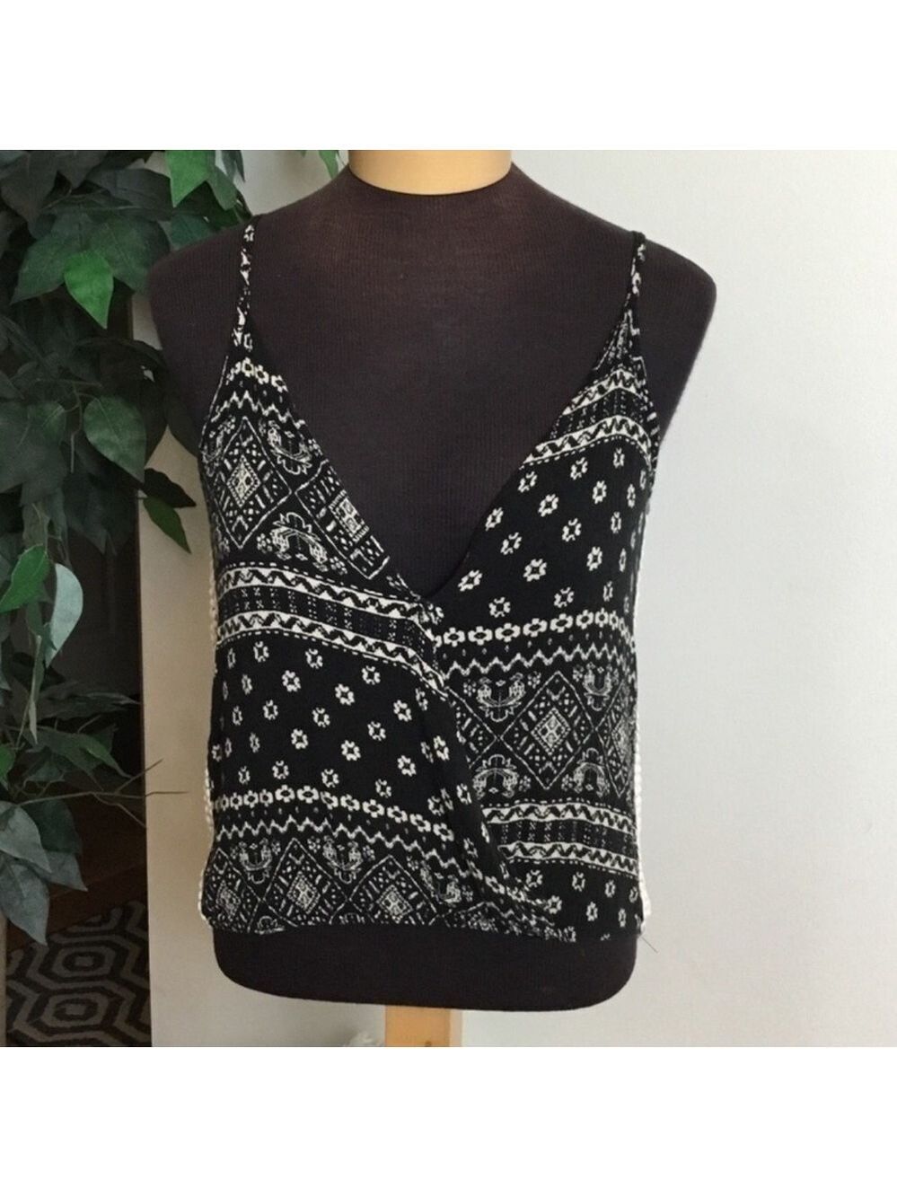 Bella D cropped spaghetti strap tank top Woman’s size medium crochet det…